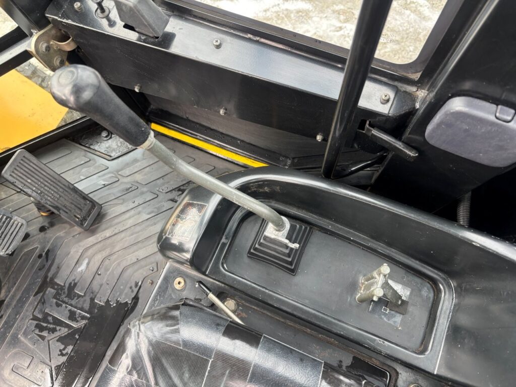 平成18年　ＣＡＴ　９０１Ｂ　スノースパイクタイヤ装着車　0.4立米