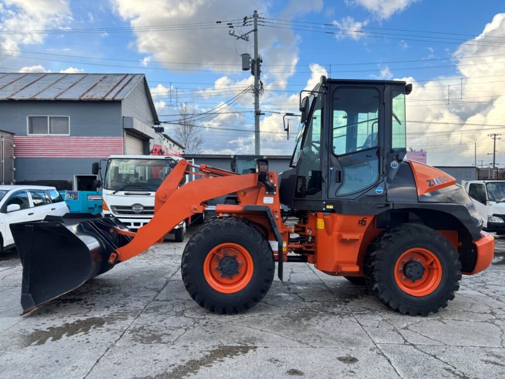 令和４年　日立　ZW80S-5B　スノースパイクタイヤ装着車　0.9立米　使用時間1578時間（車検令和8年7月）