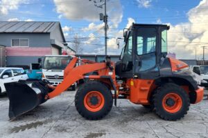 サムネイル: 令和４年　日立　ZW80S-5B　スノースパイクタイヤ装着車　0.9立米　使用時間1578時間（車検令和8年7月）