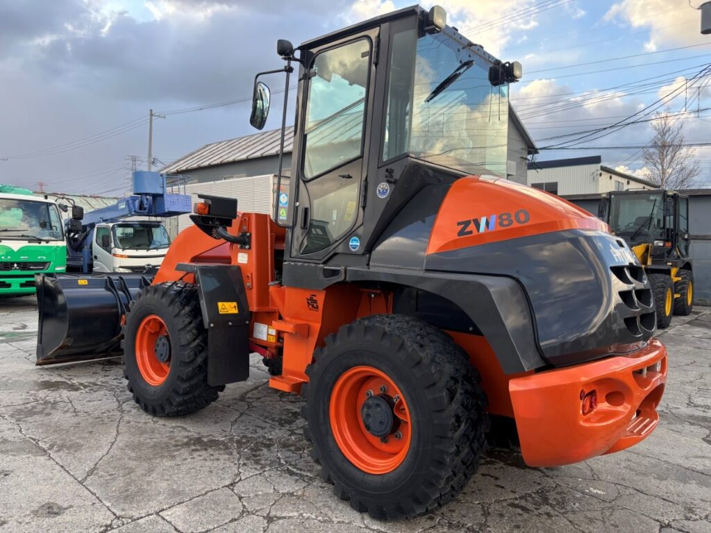令和４年　日立　ZW80S-5B　スノースパイクタイヤ装着車　0.9立米　使用時間1578時間（車検令和8年7月）