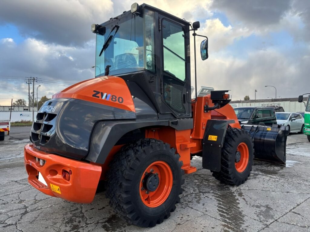 令和４年　日立　ZW80S-5B　スノースパイクタイヤ装着車　0.9立米　使用時間1578時間（車検令和8年7月）