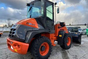 サムネイル: 令和４年　日立　ZW80S-5B　スノースパイクタイヤ装着車　0.9立米　使用時間1578時間（車検令和8年7月）