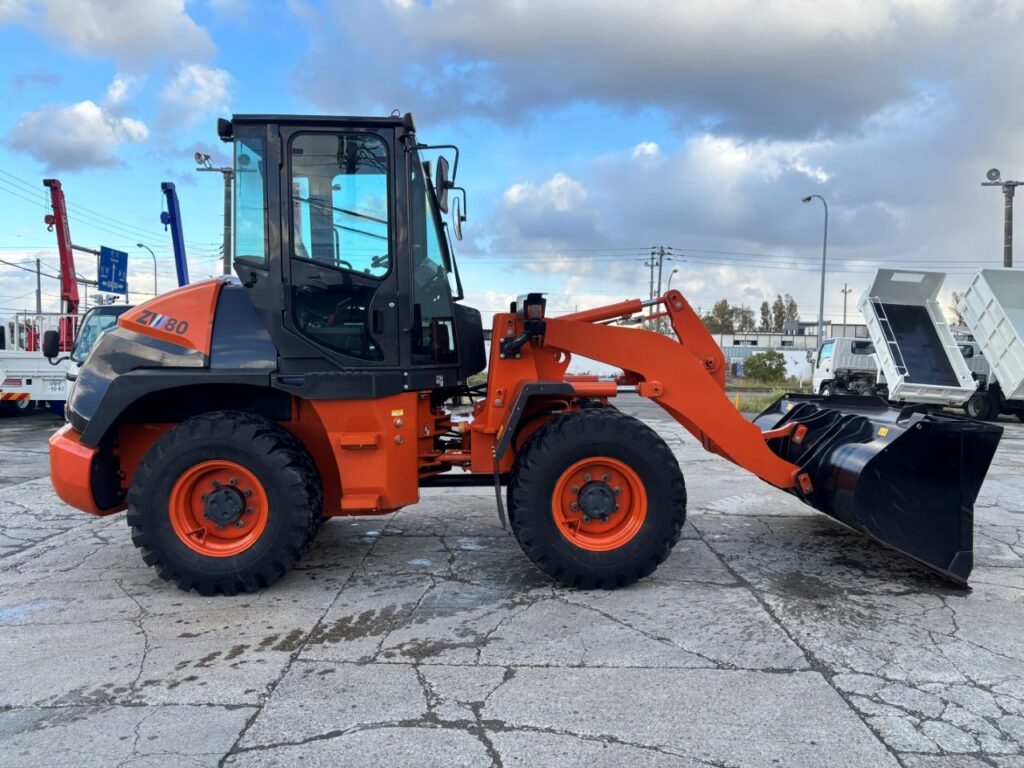 令和４年　日立　ZW80S-5B　スノースパイクタイヤ装着車　0.9立米　使用時間1578時間（車検令和8年7月）