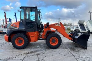 サムネイル: 令和４年　日立　ZW80S-5B　スノースパイクタイヤ装着車　0.9立米　使用時間1578時間（車検令和8年7月）