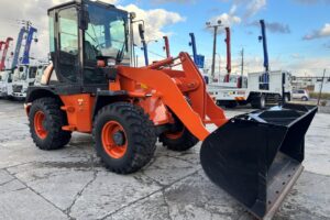 サムネイル: 令和４年　日立　ZW80S-5B　スノースパイクタイヤ装着車　0.9立米　使用時間1578時間（車検令和8年7月）