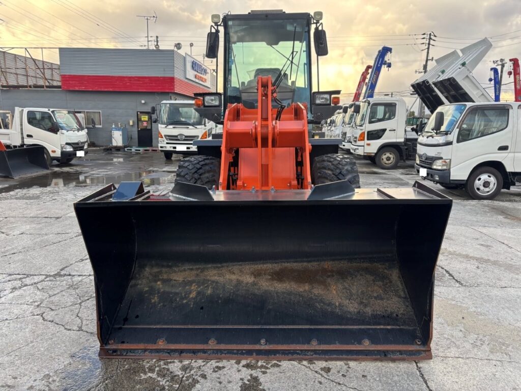 令和４年　日立　ZW80S-5B　スノースパイクタイヤ装着車　0.9立米　使用時間1578時間（車検令和8年7月）