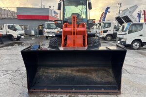 サムネイル: 令和４年　日立　ZW80S-5B　スノースパイクタイヤ装着車　0.9立米　使用時間1578時間（車検令和8年7月）