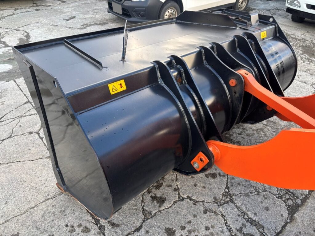 令和４年　日立　ZW80S-5B　スノースパイクタイヤ装着車　0.9立米　使用時間1578時間（車検令和8年7月）