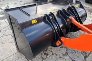 サムネイル: 令和４年　日立　ZW80S-5B　スノースパイクタイヤ装着車　0.9立米　使用時間1578時間（車検令和8年7月）