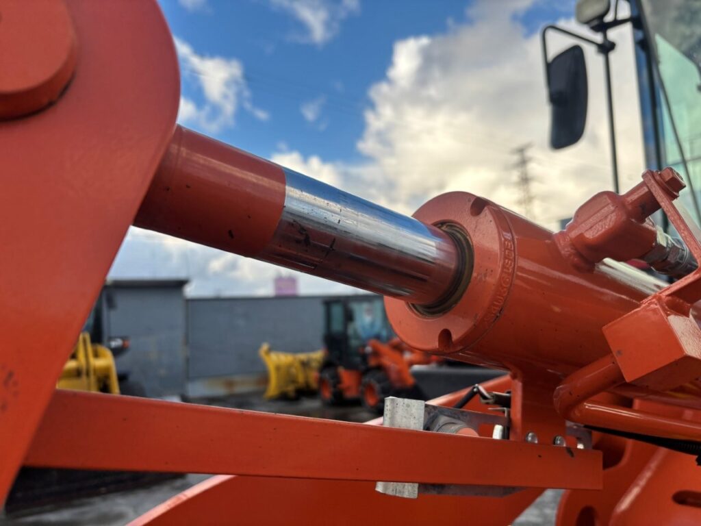 令和４年　日立　ZW80S-5B　スノースパイクタイヤ装着車　0.9立米　使用時間1578時間（車検令和8年7月）