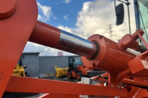 サムネイル: 令和４年　日立　ZW80S-5B　スノースパイクタイヤ装着車　0.9立米　使用時間1578時間（車検令和8年7月）