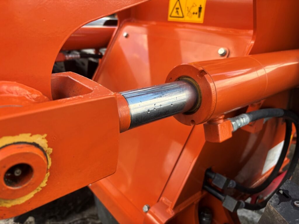 令和４年　日立　ZW80S-5B　スノースパイクタイヤ装着車　0.9立米　使用時間1578時間（車検令和8年7月）