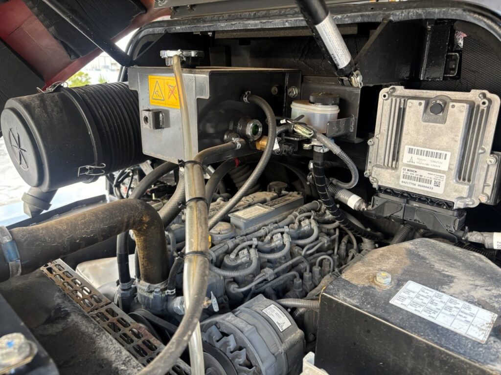 令和４年　日立　ZW80S-5B　スノースパイクタイヤ装着車　0.9立米　使用時間1578時間（車検令和8年7月）