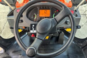 サムネイル: 令和４年　日立　ZW80S-5B　スノースパイクタイヤ装着車　0.9立米　使用時間1578時間（車検令和8年7月）