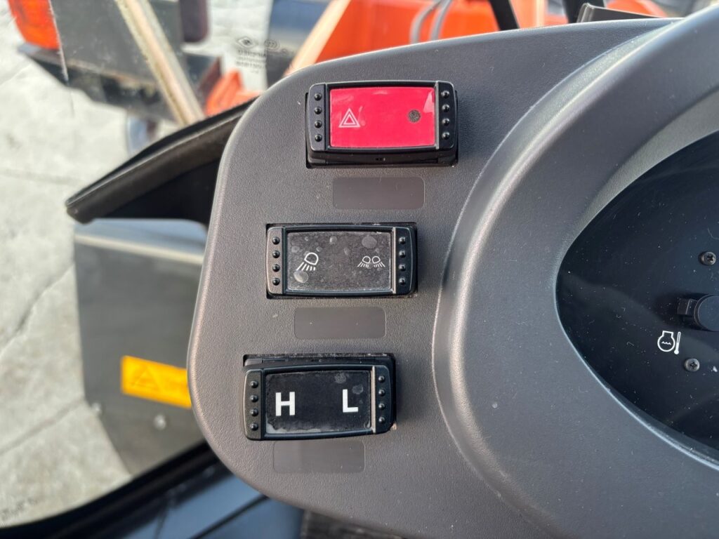 令和４年　日立　ZW80S-5B　スノースパイクタイヤ装着車　0.9立米　使用時間1578時間（車検令和8年7月）