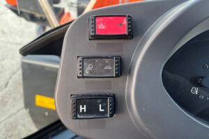 サムネイル: 令和４年　日立　ZW80S-5B　スノースパイクタイヤ装着車　0.9立米　使用時間1578時間（車検令和8年7月）