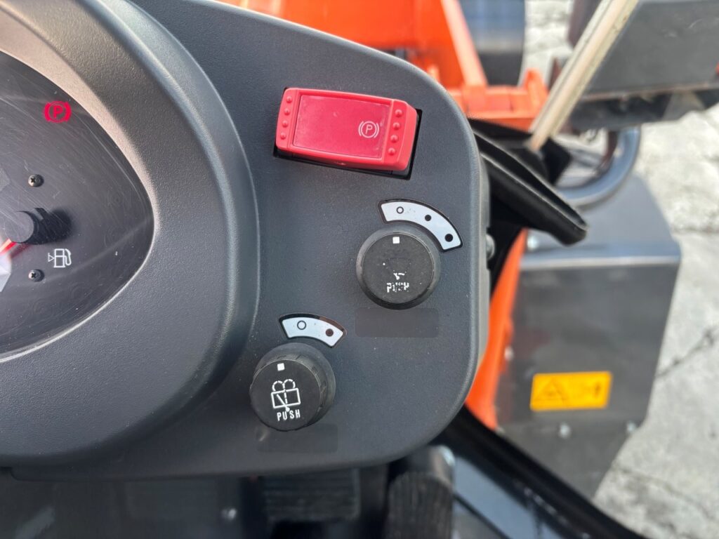 令和４年　日立　ZW80S-5B　スノースパイクタイヤ装着車　0.9立米　使用時間1578時間（車検令和8年7月）