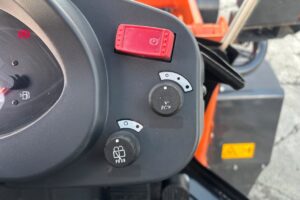 サムネイル: 令和４年　日立　ZW80S-5B　スノースパイクタイヤ装着車　0.9立米　使用時間1578時間（車検令和8年7月）