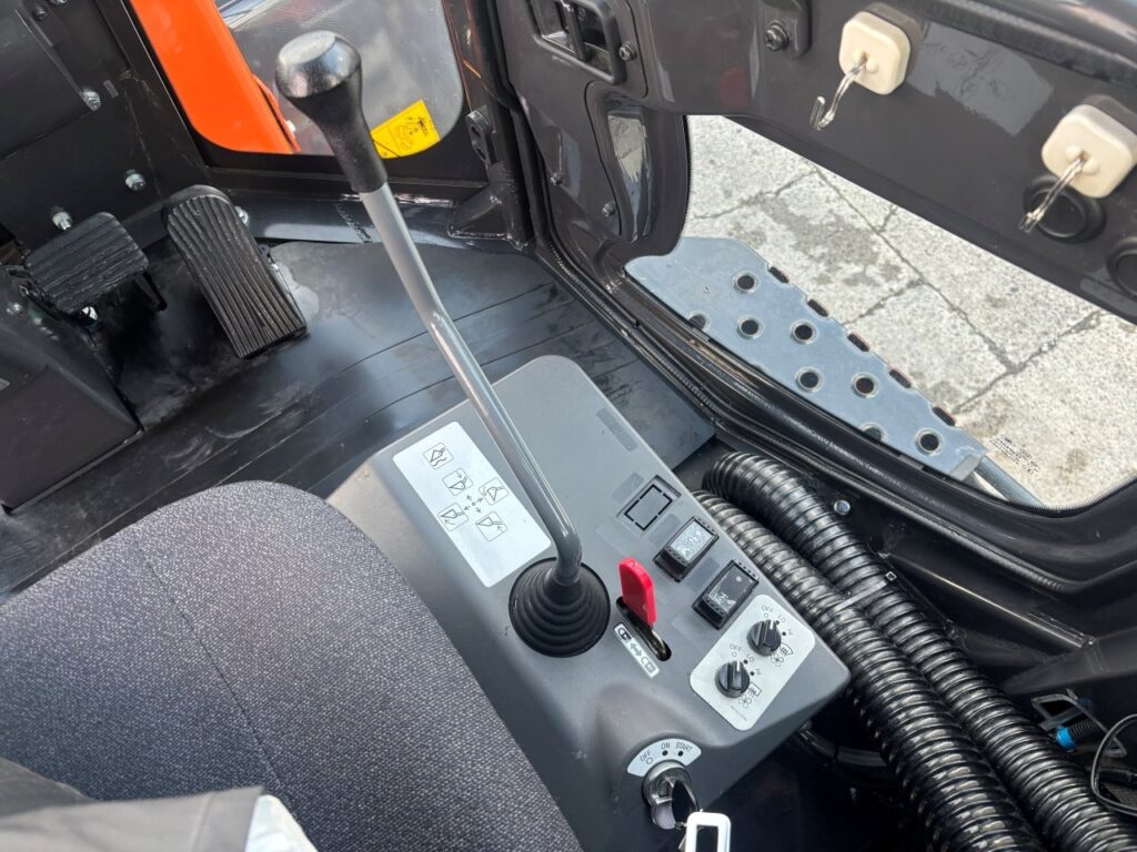 令和４年　日立　ZW80S-5B　スノースパイクタイヤ装着車　0.9立米　使用時間1578時間（車検令和8年7月）