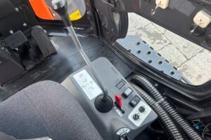 サムネイル: 令和４年　日立　ZW80S-5B　スノースパイクタイヤ装着車　0.9立米　使用時間1578時間（車検令和8年7月）