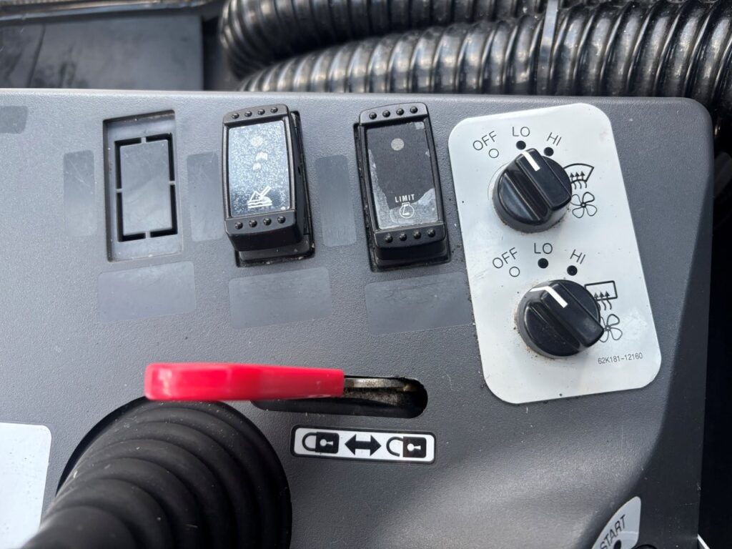 令和４年　日立　ZW80S-5B　スノースパイクタイヤ装着車　0.9立米　使用時間1578時間（車検令和8年7月）