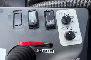 サムネイル: 令和４年　日立　ZW80S-5B　スノースパイクタイヤ装着車　0.9立米　使用時間1578時間（車検令和8年7月）