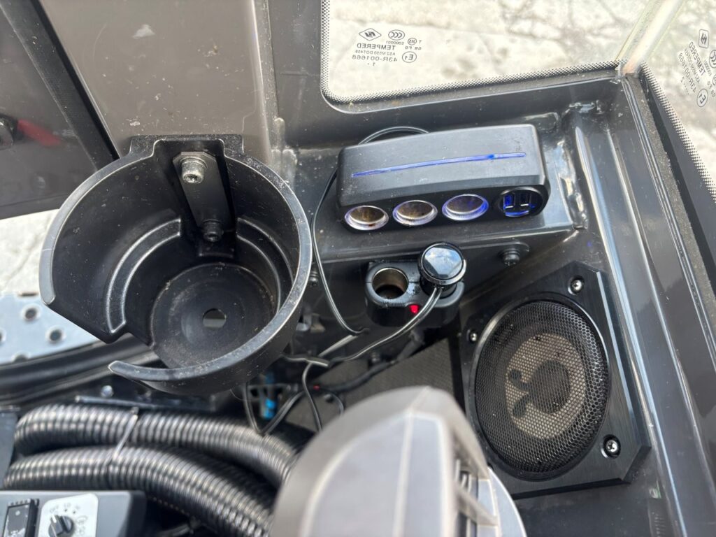 令和４年　日立　ZW80S-5B　スノースパイクタイヤ装着車　0.9立米　使用時間1578時間（車検令和8年7月）