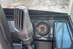 サムネイル: 令和４年　日立　ZW80S-5B　スノースパイクタイヤ装着車　0.9立米　使用時間1578時間（車検令和8年7月）