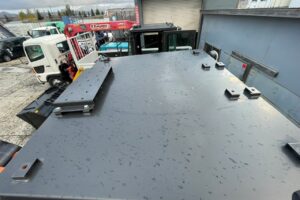 サムネイル: 令和４年　日立　ZW80S-5B　スノースパイクタイヤ装着車　0.9立米　使用時間1578時間（車検令和8年7月）