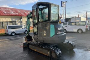 サムネイル: 平成２５年　バックホー　コベルコ　ＳＫ３８ＵＲ　0.07㎥　後方超小旋回　クレーン仕様