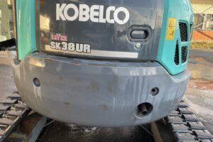 サムネイル: 平成２５年　バックホー　コベルコ　ＳＫ３８ＵＲ　0.07㎥　後方超小旋回　クレーン仕様