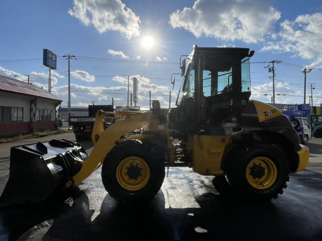 令和３年　ホイールローダー　日立　ＺＷ80S-5B　0.9㎥　スノースパイクタイヤ　使用時間2010時間　　　