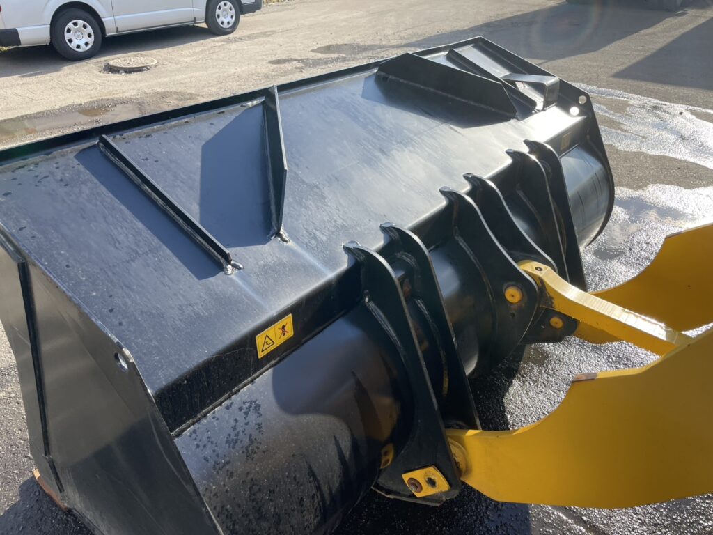 令和３年　ホイールローダー　日立　ＺＷ80S-5B　0.9㎥　スノースパイクタイヤ　使用時間2010時間　　　