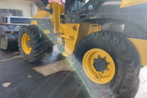 サムネイル: 令和３年　ホイールローダー　日立　ＺＷ80S-5B　0.9㎥　スノースパイクタイヤ　使用時間2010時間　　　