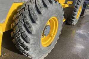 サムネイル: 令和３年　ホイールローダー　日立　ＺＷ80S-5B　0.9㎥　スノースパイクタイヤ　使用時間2010時間　　　