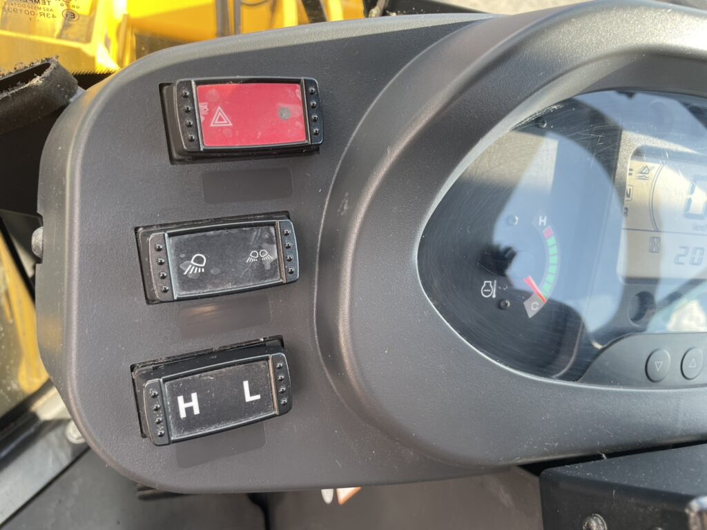 令和３年　ホイールローダー　日立　ＺＷ80S-5B　0.9㎥　スノースパイクタイヤ　使用時間2010時間　　　