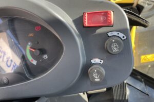 サムネイル: 令和３年　ホイールローダー　日立　ＺＷ80S-5B　0.9㎥　スノースパイクタイヤ　使用時間2010時間　　　