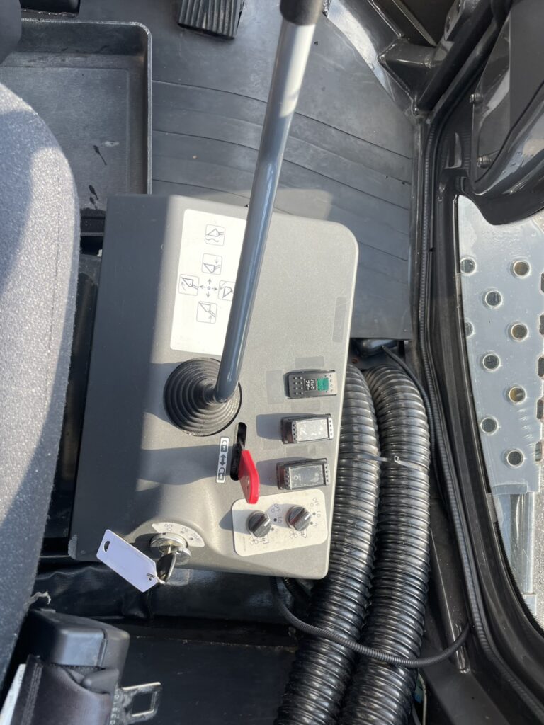 令和３年　ホイールローダー　日立　ＺＷ80S-5B　0.9㎥　スノースパイクタイヤ　使用時間2010時間　　　