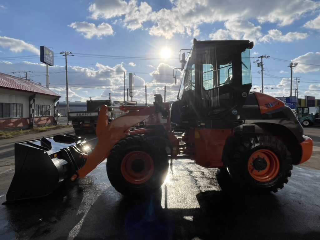 令和7年　ZW80S-5B　0.9㎥　バケット幅199cm　スノースパイクタイヤ　車検令和9年11月