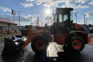 サムネイル: 令和7年　ZW80S-5B　0.9㎥　バケット幅199cm　スノースパイクタイヤ　車検令和9年11月