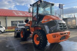 サムネイル: 令和7年　ZW80S-5B　0.9㎥　バケット幅199cm　スノースパイクタイヤ　車検令和9年11月