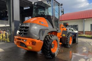 サムネイル: 令和7年　ZW80S-5B　0.9㎥　バケット幅199cm　スノースパイクタイヤ　車検令和9年11月