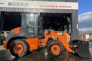 サムネイル: 令和7年　ZW80S-5B　0.9㎥　バケット幅199cm　スノースパイクタイヤ　車検令和9年11月