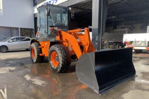 サムネイル: 令和7年　ZW80S-5B　0.9㎥　バケット幅199cm　スノースパイクタイヤ　車検令和9年11月