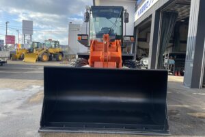 サムネイル: 令和7年　ZW80S-5B　0.9㎥　バケット幅199cm　スノースパイクタイヤ　車検令和9年11月