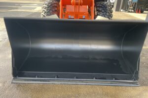 サムネイル: 令和7年　ZW80S-5B　0.9㎥　バケット幅199cm　スノースパイクタイヤ　車検令和9年11月