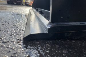 サムネイル: 令和7年　ZW80S-5B　0.9㎥　バケット幅199cm　スノースパイクタイヤ　車検令和9年11月