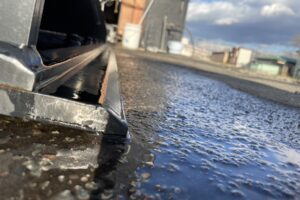 サムネイル: 令和7年　ZW80S-5B　0.9㎥　バケット幅199cm　スノースパイクタイヤ　車検令和9年11月