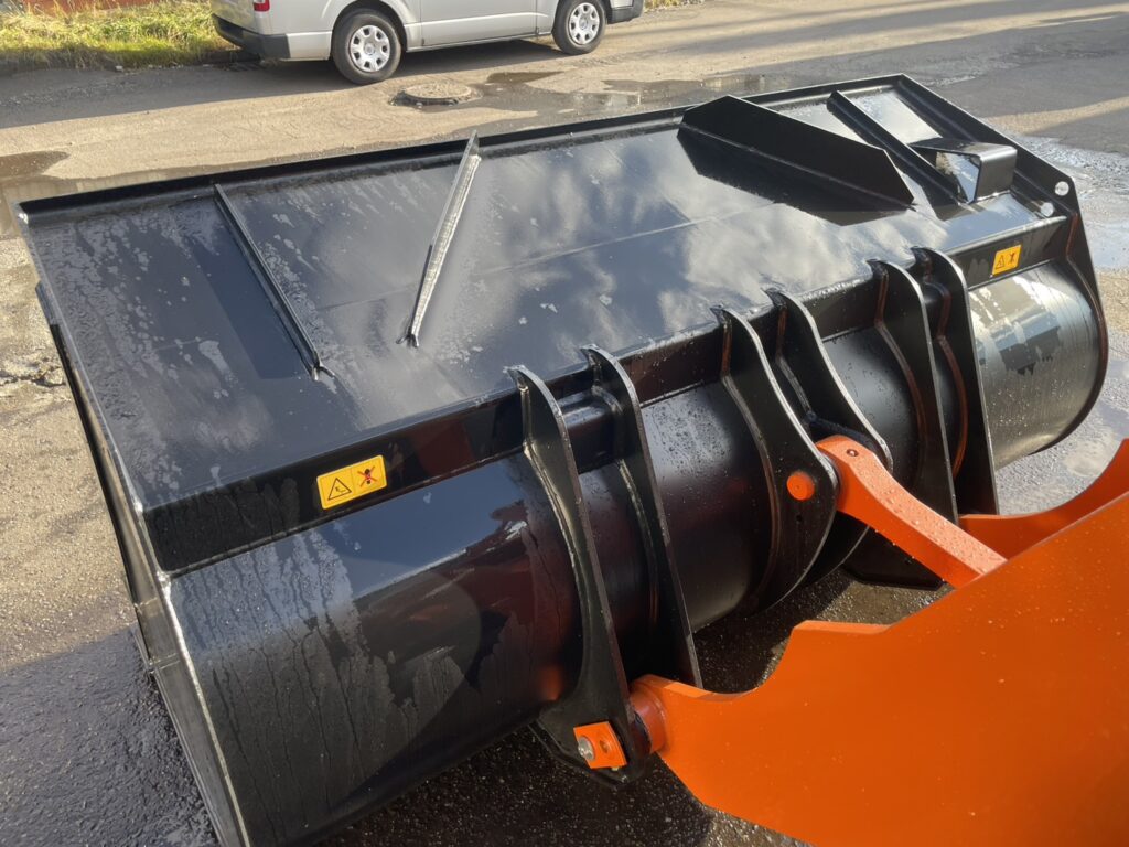 令和7年　ZW80S-5B　0.9㎥　バケット幅199cm　スノースパイクタイヤ　車検令和9年11月