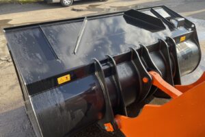 サムネイル: 令和7年　ZW80S-5B　0.9㎥　バケット幅199cm　スノースパイクタイヤ　車検令和9年11月